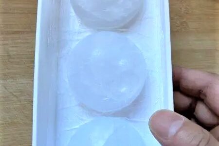 ダイソーの【アイスボールメーカー】丸い氷が簡単に作れる！